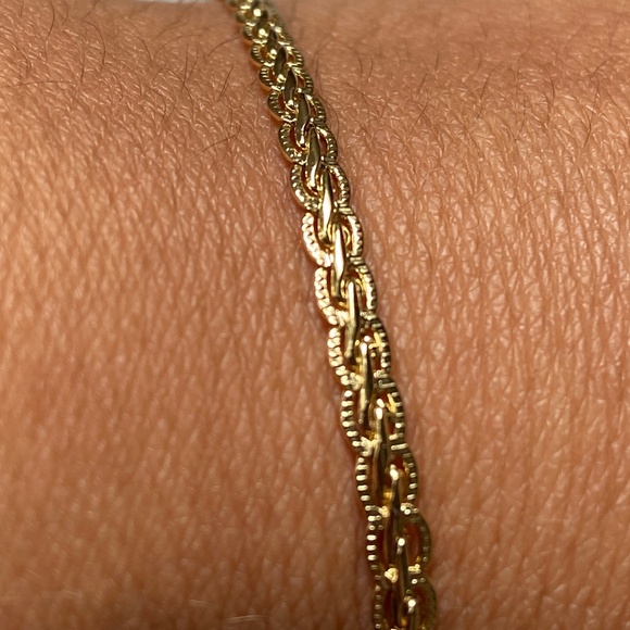 Dainty with just the right thickness 18k gold plated bracelet - Picture 1 of 4